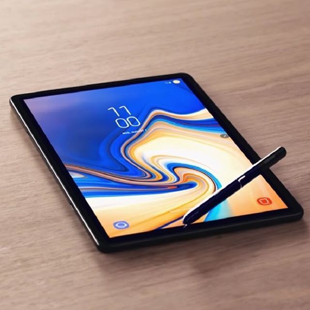 Galaxy Tab S4твой партнр
Работать удобнее, чем на десктопе
Электронное перо S Pen позволяет легко и быстро обработать документ или изображение на планшете Galaxy Tab S4